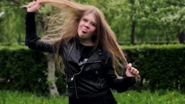 Hermosa adolescente largo pelo rubio moviendo bailando emociones locas en el parque — Vídeos de Stock