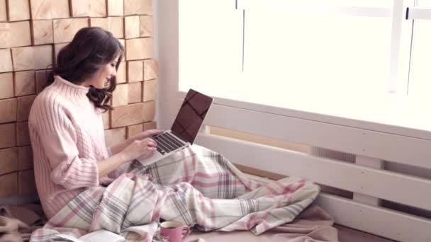 Menina bonita usando laptop e sorrindo para a câmera — Vídeo de Stock