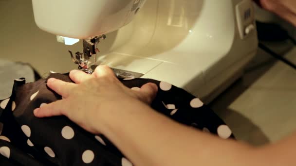 Close-up shot van een kleermaker achter een naaimachine — Stockvideo