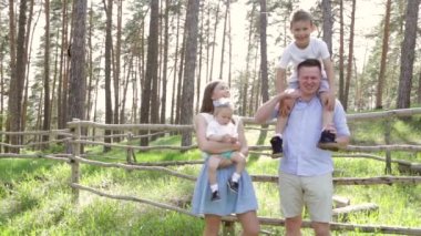 Portre aile piknik bir parkta oynamaya. Yüksek çözünürlüklü görüntüleri