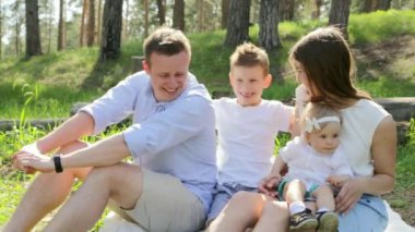 Dört yaz güneşli günü pikniğinde üzerinde mutlu aile