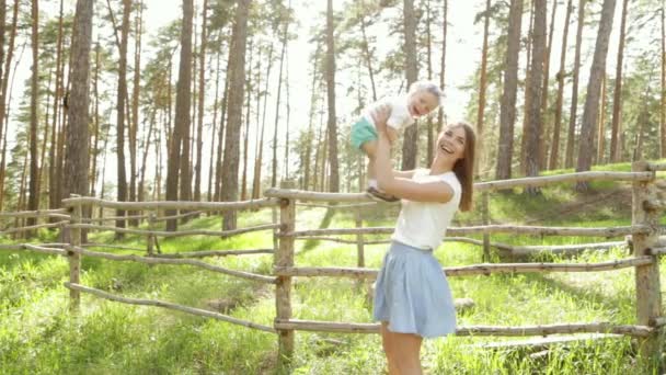 Mother and Baby having fun Outdoors Playing Together in Green Park — Stock Video