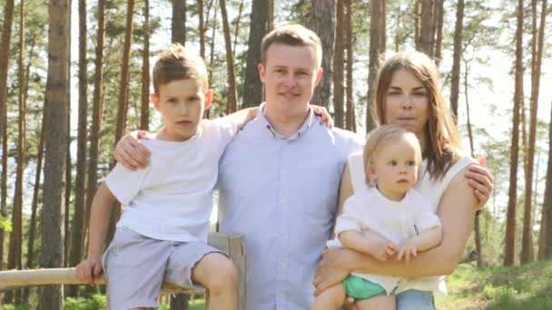 Family caucasian children portrait laughting with parents on park. — Stock Video