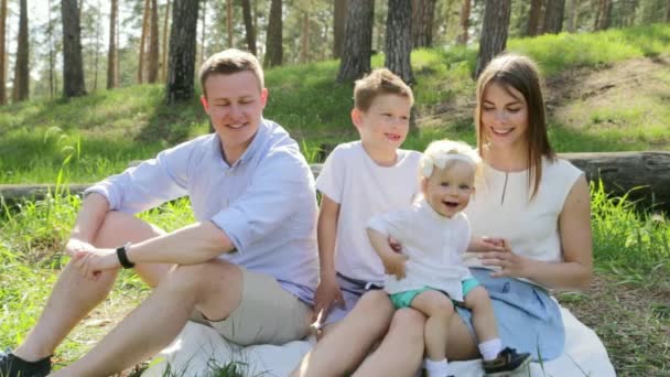 Familia feliz de cuatro tienen ventilador en picnic en verano día soleado — Vídeo de stock