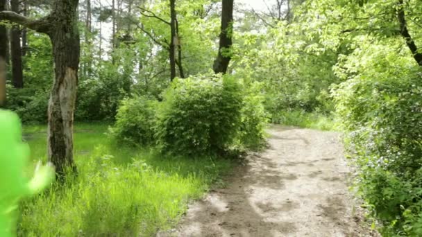 Belle jeune fille modèle de formation fonctionne dans le parc 