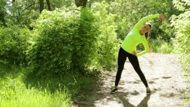 Aktif genç spor kadın bir orman Parkı Fitness egzersizleri yapıyor