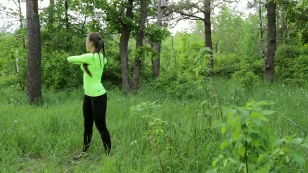 Mooie jonge vrouw doen oefening in park zomerdag — Stockvideo