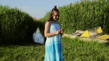 Genç kız üzerinde papatya yaz aylarında tahmin.