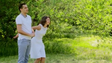 Onlara park anne ve baba tutarak ve kızı sarılma oynarken aile işletmesi