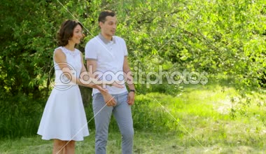 Onlara park anne ve baba tutarak ve kızı sarılma oynarken aile işletmesi