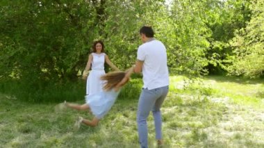 Baba ve kızı park, onun küçük kız anne dans iplik baba oynarken