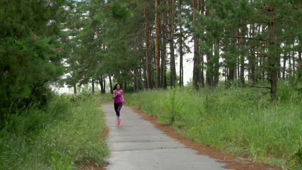 Meisje loopt in een park in de ochtend, slow motion, Sony camera — Stockvideo