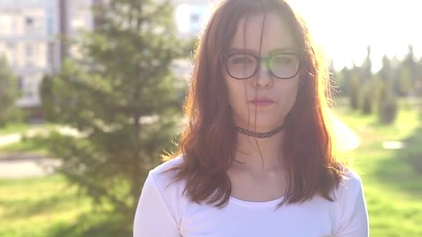 Video retrato adolescente usando gafas mira la cámara sonrisa mostrar frenillos — Vídeo de stock