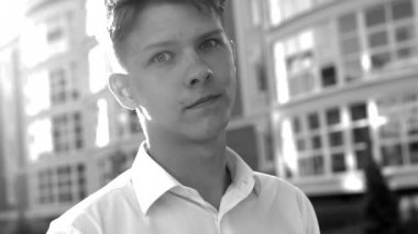 Genç genci şehir sokak ağır çekim üzerinde açık video portre