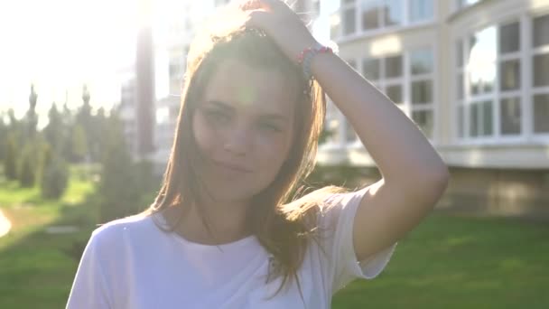 비디오 세로 젊은 아름 다운 십 대 소녀 도시 거리에 걷고 웃 고 — 비디오