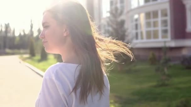 Video portret mooie tiener meisje glimlachend lopen op de straat van de stad — Stockvideo