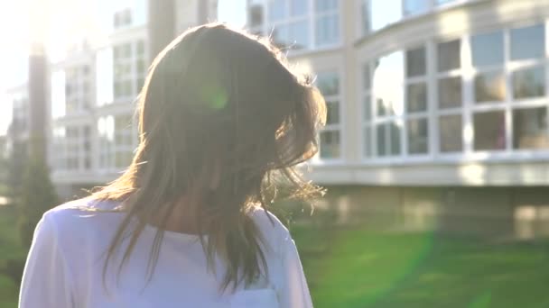 Video retrato joven hermosa adolescente sonriendo caminando en la calle de la ciudad — Vídeo de stock