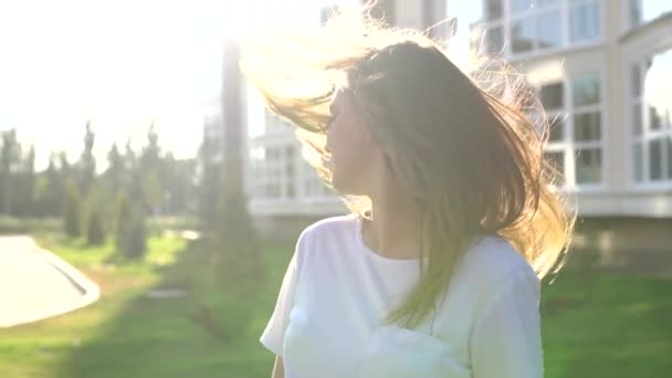 Video portrait young beautiful teenage girl smiling walking on the city street — Stock Video