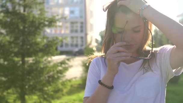 Video portrét mladé krásné dospívající dívka s úsměvem, chůzi na ulici města — Stock video