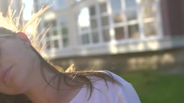 Video porträtt ung vacker tonårig flicka leende gå på staden gatan — Stockvideo