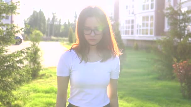 Video retrato adolescente usando gafas mira la cámara sonrisa mostrar frenillos — Vídeos de Stock