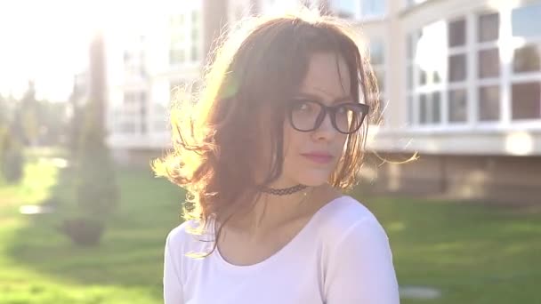 Vídeo retrato adolescente usando óculos olhar para câmera sorriso mostrar aparelho — Vídeo de Stock