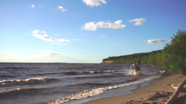 Dua wanita menunggang kuda di pantai sungai dalam cahaya matahari terbenam — Stok Video