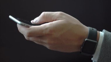 Akıllı giyen smartphone yazarak metin kullanarak iş adamı eline saatler