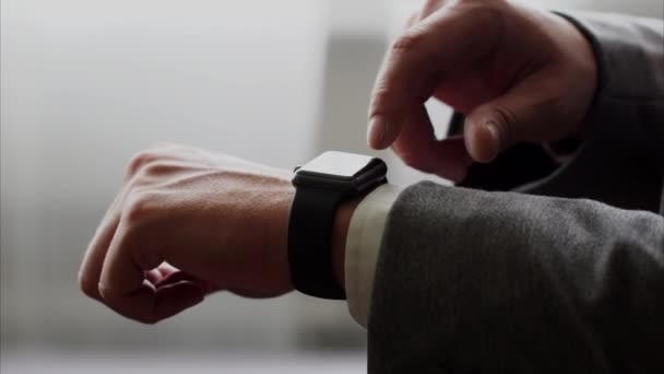 Akıllı saatler kullanarak iş adamı — Stok video