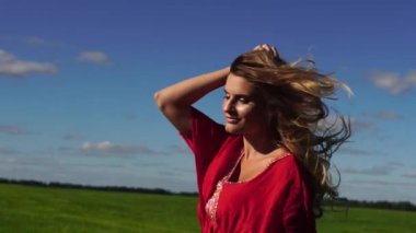 Mutlu kadın doğanın keyfini alanda yürüyüş güzel sarışın. Özgürlük kavramı.