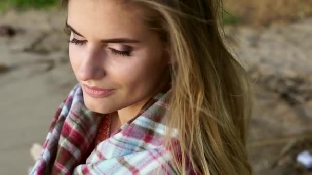 Fiatal gyönyörű lány ül a folyó oldalán védett kockás élvezi naplemente — Stock videók