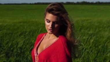 Mutlu kadın doğanın keyfini sahada poz güzel sarışın. Mutlu kavramı.