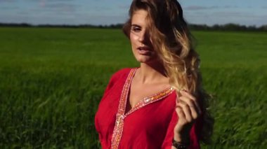 Mutlu kadın doğanın keyfini sahada poz güzel sarışın. Mutlu kavramı.