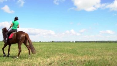 Sahada bir binicilik genç kadın binici