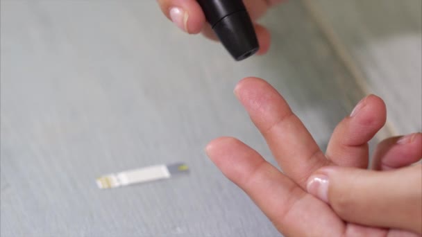 Макровидео самотестирования на образец крови от диабета взято палкой — стоковое видео