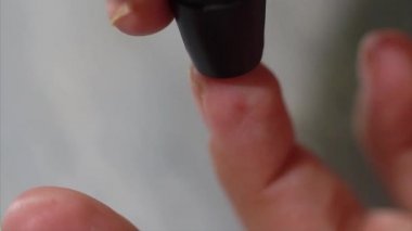 Kendi kendine şeker hastalığı kan örneği için test makro video bir sopa tarafından alınır