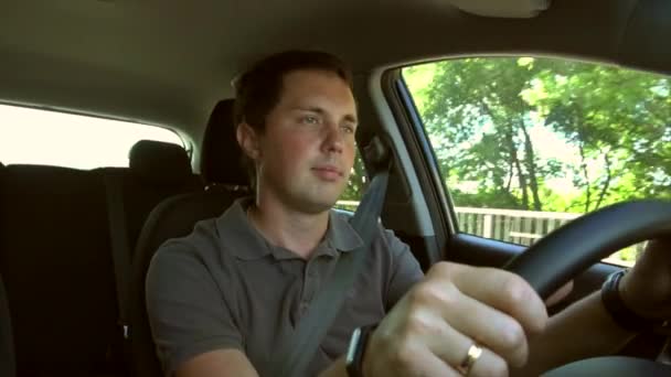 Un homme conduisant une voiture — Video