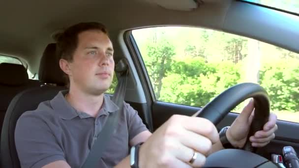 Egy férfi, aki autót vezet — Stock videók