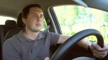 Araba süren bir adam.