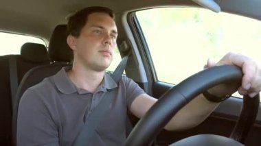 Araba süren bir adam.