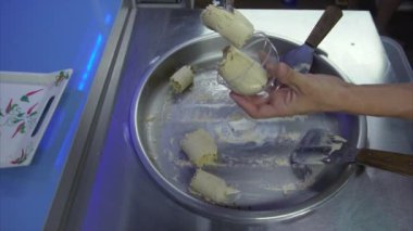 Kızarmış dondurma plastik tatlı kaseye erkek eller