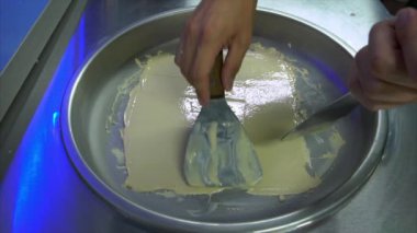 Getirme işlemi kızarmış dondurma ile kahve tadı ve pirinç kabarık