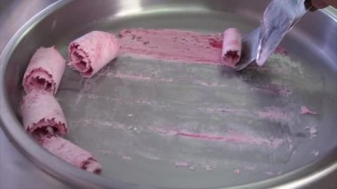 Sokak satıcısı tarafından kiraz lezzet ile kızarmış dondurma yapma süreci