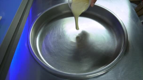 Proces van maken gefrituurd ijs met koffiesmaak en gepofte rijst — Stockvideo