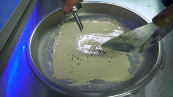 Prosess for å lage stekt iskrem med kaffesmak og puffet ris – stockvideo