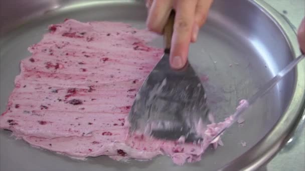 Процесс приготовления жареного мороженого со вкусом вишни уличным торговцем — стоковое видео
