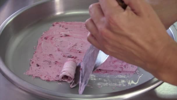 Processus de fabrication de crème glacée frite avec saveur de cerise par le vendeur de rue — Video