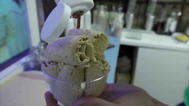 Chef verter helado de café con sabor a jarabe de caramelo en un tazón — Vídeos de Stock