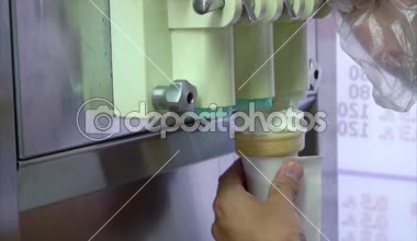Dondurma sokak satıcısı bir Dondurma külahı Dolum Makinası tarafından