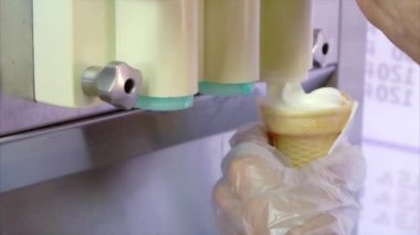 Dondurma sokak satıcısı bir Dondurma külahı Dolum Makinası tarafından